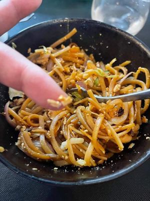 Tallarines con "tofu" y verduras at El Quinto in Gijon