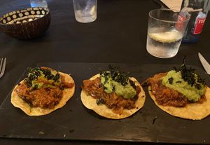 Tacos de kimchi, tofu, guacamole y algas   at El Quinto in Gijon