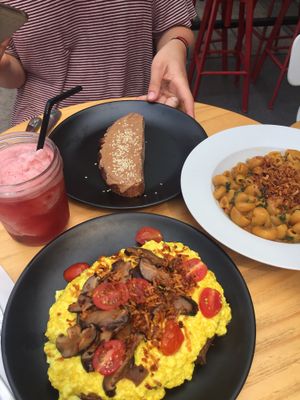 Nur butter toast, mac&cheese, scrambled egg at Soul ALife in Central Singapore