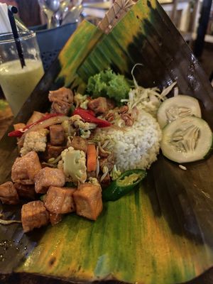 Opción vegana con tofu, tempeh y arroz. Plato tradicional adaptado a vegano at Sunny Warung in 