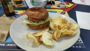 Impresionante hamburguesa vegana at Comic Planet in Cordoba
