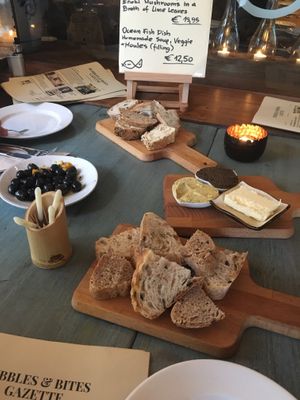 Starters including warm homemade bread, homemade hummus & olive tapenade at Bubbles and Bites in Cascais