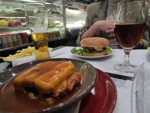 Francesinha e hambúrguer vegan at Casanova in Porto