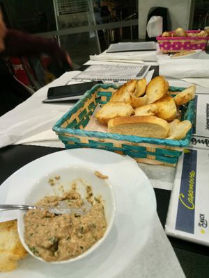 Starters, NOTuna and bread at Casanova in Porto