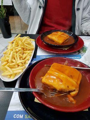 Francesinha vegan at Casanova in Porto