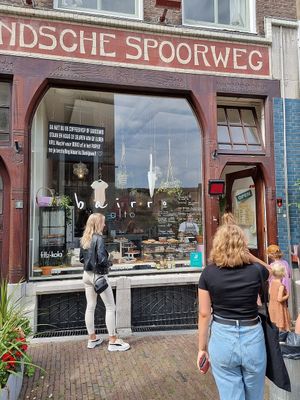 front, people lining up in queue to order at Bairro Alto in Nijmegen
