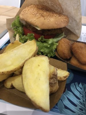 Barbecue burger, patatas rusticas and nuggets at The Vurger in Valencia