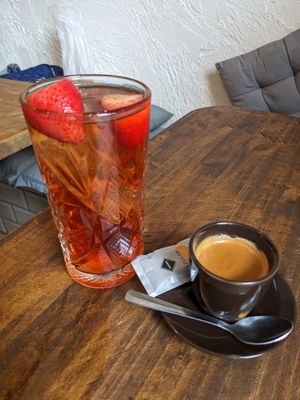 Red fruit ice tea and iced tea at El Campesino Burger in Madrid