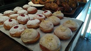 סופגניות טבעוניות  at Lehem Nekuda in Ramat Hasharon