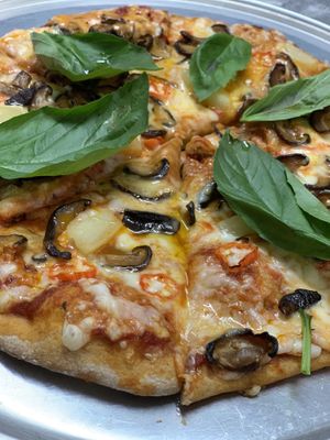 Hot Hawaii Sourdough Pizza at Mayse Artisan Bakery in New Territories