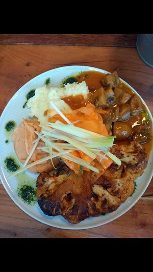 Pieczony Kalafior z sosem Pieczarkowym i Ziemniakami plus dodatki at Kuchnia PoWolność in Poznan