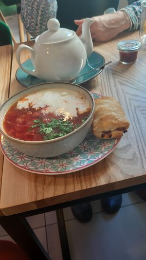 barszcz ukraiński z pasztecikiem / ukrainian borshtsch at Kuchnia PoWolność in Poznan