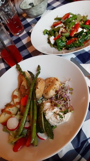 talerz wipsenny (kotleciki bezjajeczne) i zielone kluseczki / "egg" croquettes and spinach-potato dumplings at Kuchnia PoWolność in Poznan