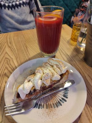Cake and Lemonade at Kuchnia PoWolność in Poznan