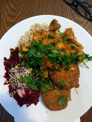 Wegańskie mielone, kasza pęczak z grzybami i pieczone buraki at Kuchnia PoWolność in Poznan