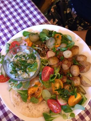 Pyry z Gzikiem z wegańskim jajkiem at Kuchnia PoWolność in Poznan