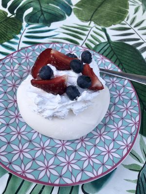 Meringue with whipped cream (all vegan🥰🍃) and fruits on top #deliciousss #pychaa 😋 at Kuchnia PoWolność in Poznan