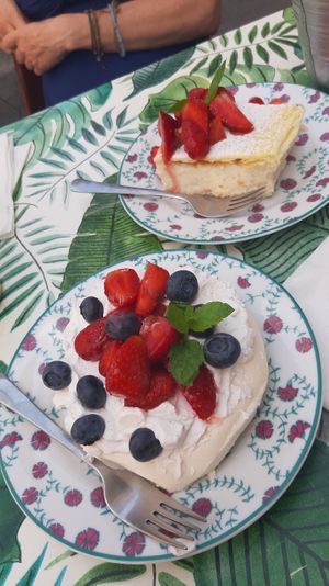 beza i kremówka / baiser and custard cream pie at Kuchnia PoWolność in Poznan