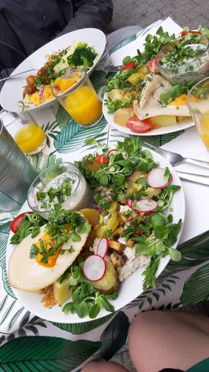 pyry z gzikiem, jajkiem sadzonym i mizerią at Kuchnia PoWolność in Poznan