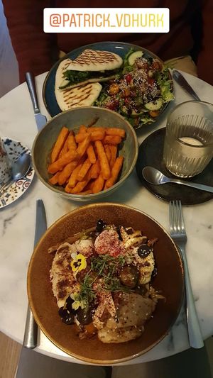 Gegrilde herfstgroenten met knolselderijpuree, panini kipstuckjes en erwtenguacamole, zoete aardappelfrietjes at Plant B in Antwerpen