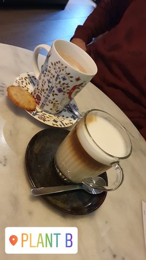 Latte met havermelk & warme chocomel met amandelmelk en callebautchocolade at Plant B in Antwerpen