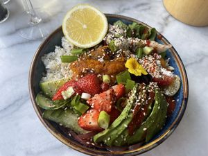 Pokébowl met gerookte “S”alm  at Plant B in Antwerpen