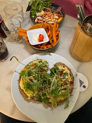 Poké Bowl, Sweet potatoe fries and no-egg salad sandwich  at Plant B in Antwerpen