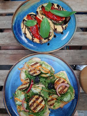 Brown bread with hummus, white bread with smashed avocado at Plant B in Antwerpen