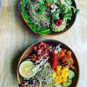 Chick'n Cajun Salad and Vegan Salmon Poké Bowl  at Plant B in Antwerpen
