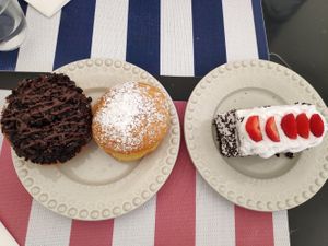 Bola de Berlin, donut com cobertura de oreo e bolo de chocolate at Padoca Vegan - Fábrica in Vila Nova De Gaia