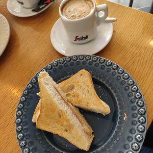 Tosta e galão vegan at Padoca Vegan - Fábrica in Vila Nova De Gaia