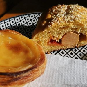 Pastel de nata, lanche com salchicha at Padoca Vegan - Fábrica in Vila Nova De Gaia