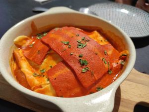 Potatoes with cheese and bacon and francesinha sauce at Padoca Vegan - Fábrica in Vila Nova De Gaia