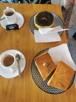 cafés, glória & lange misto. at Padoca Vegan - Fábrica in Vila Nova De Gaia