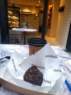 Avokado cream cupcake at YayaRaw in Izmir