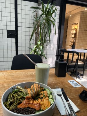 Vegan bowl with quinoa meatballs and green smoothie   at YayaRaw in Izmir