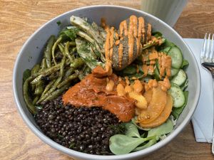 Vegan bowl with quinoa meatballs  at YayaRaw in Izmir