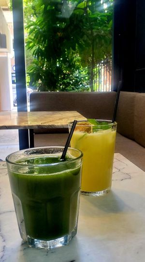Green juice and lemonata at YayaRaw in Izmir