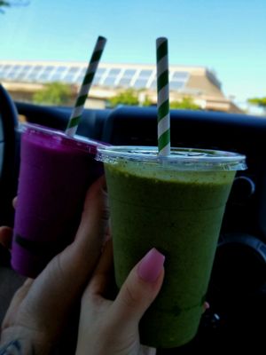 dragon fruit and green flash smoothie at Herbivores in Kailua Kona