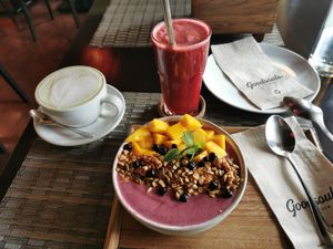 Berry bowl, latte matcha and beetroot juice at Goodsouls Kitchen in Chiang Mai