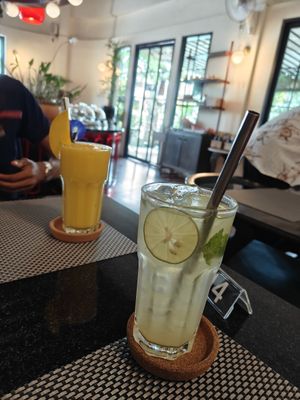 Lime juice and mango juice at Goodsouls Kitchen in Chiang Mai
