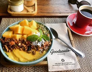 Mango smoothie bowl at Goodsouls Kitchen in Chiang Mai