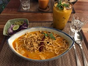Khao soi & mango passion fruit shake at Goodsouls Kitchen in Chiang Mai