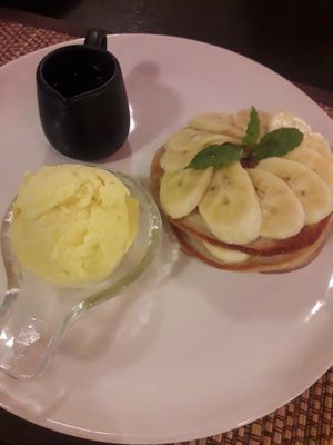 Yummy banana pancake & mango ice-cream at Goodsouls Kitchen in Chiang Mai
