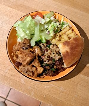 clockwise from salad: salad, coleslaw, mac no cheese, dumpling, seasoned rice w/ peas and spinach stew, SF jackfruit at Deserted Cactus in South East London