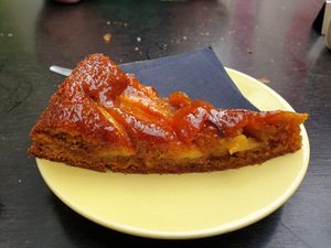 Apple almond tart yummy! Vegan at Het Strand - The Strand in Leuven