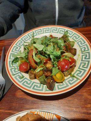 Salade tomaatjes met geroosterde nectarine en tofu at Het Strand - The Strand in Leuven