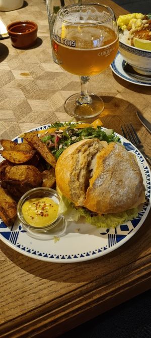 burger + sint Bernardus van 't vat at Het Strand - The Strand in Leuven