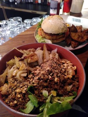 Super tasty Pear fennel salad and onion Baji burger at Het Strand - The Strand in Leuven