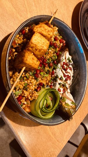 Tofu, boulgour et aubergine avec sauce yaourt   at Het Strand - The Strand in Leuven